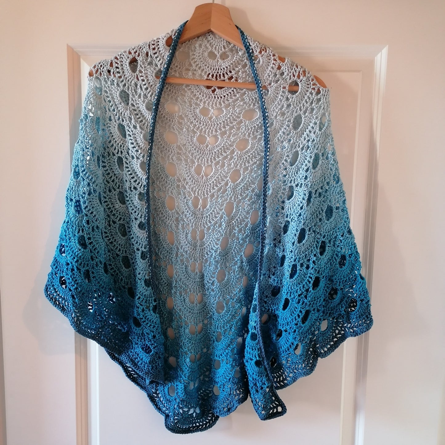 Häkeltuch Virus (Farbe: Weiß und Blau)