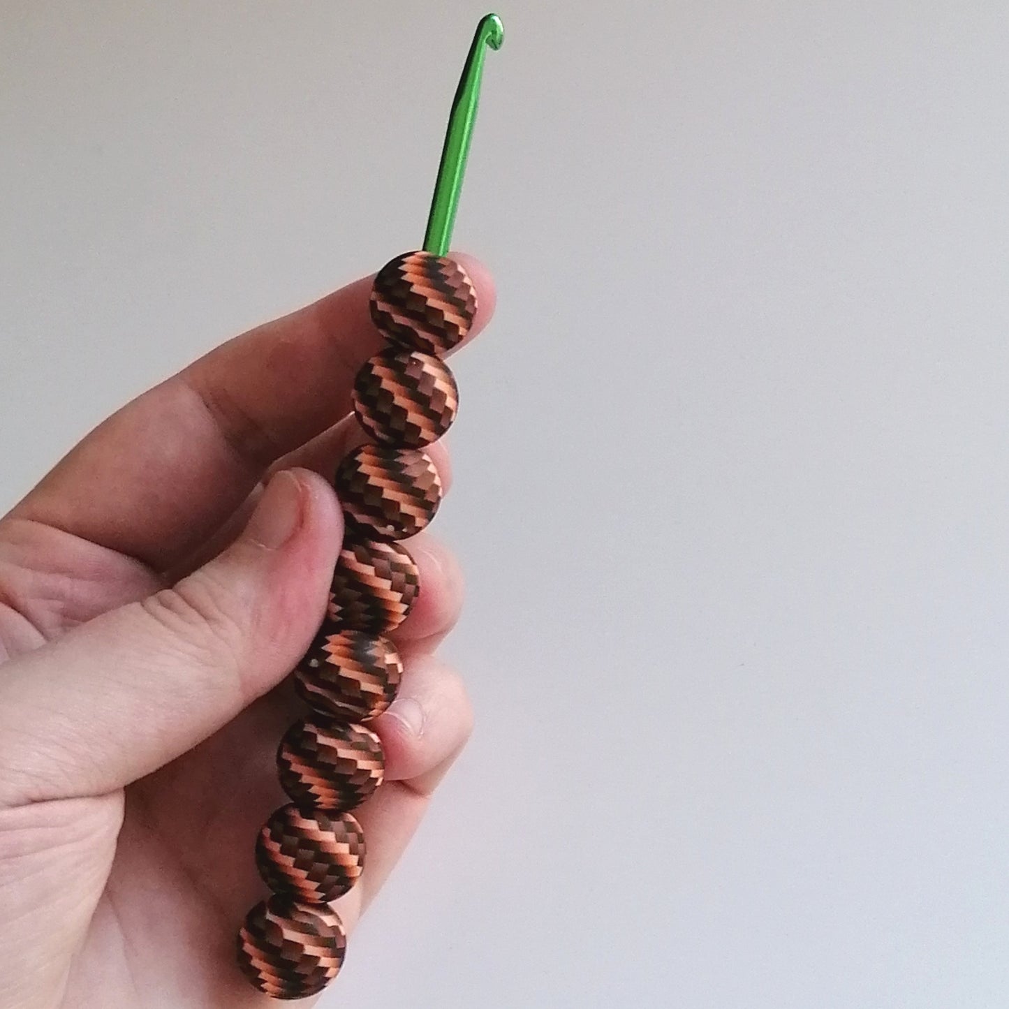 Ergonomische Häkelnadel - Dunkle Geometrie