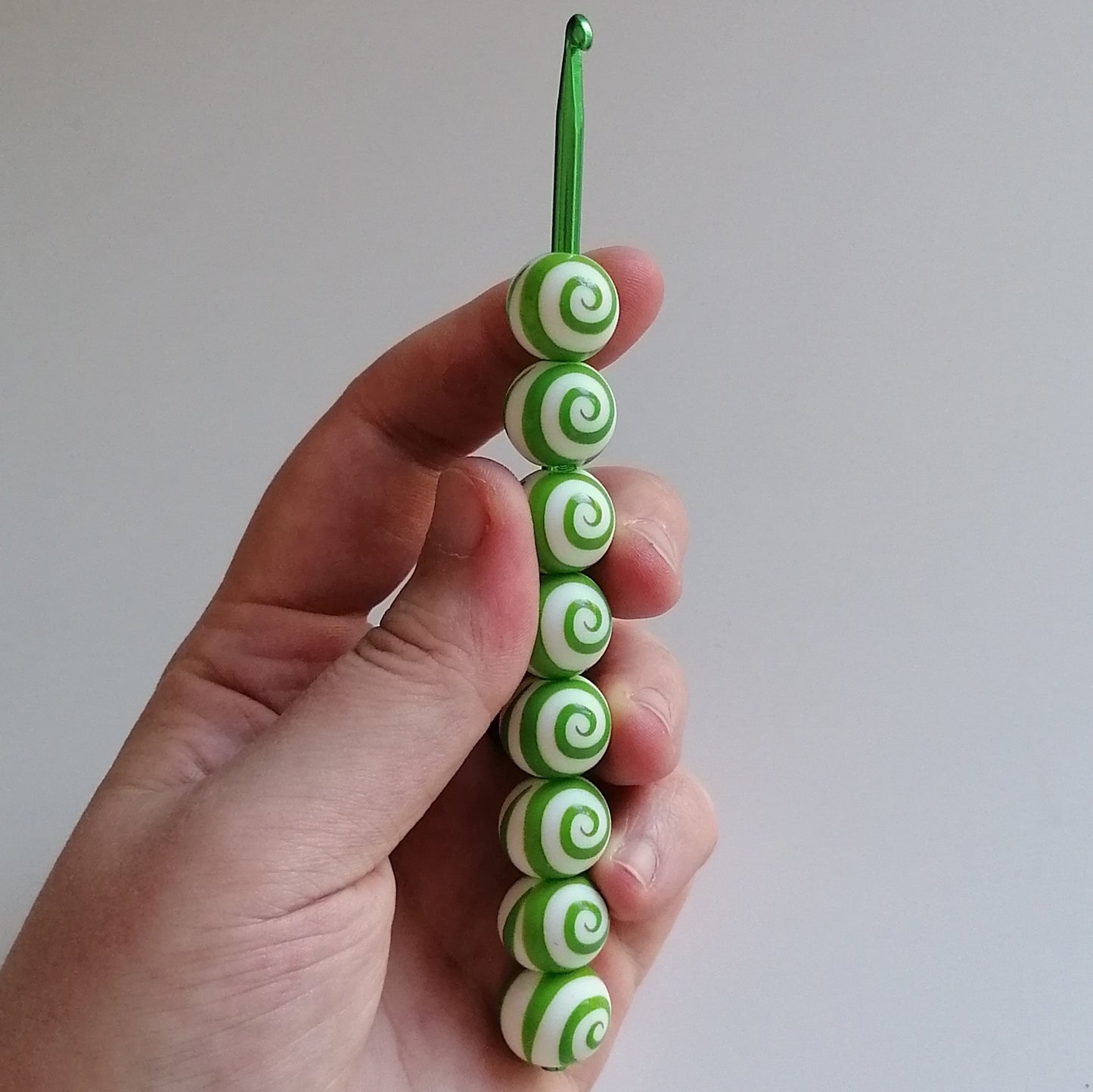 Ergonomische Häkelnadel - Grüne Spiralen